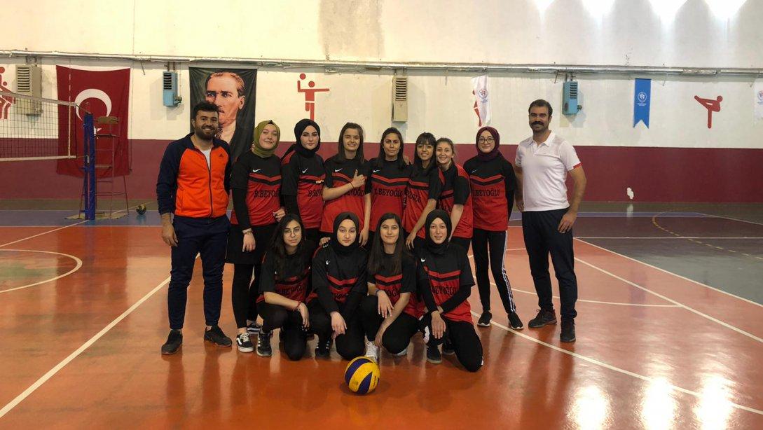 Liseler Arası Kız Voleybol Turnuvasında Çeyrek Finallere Kaldık