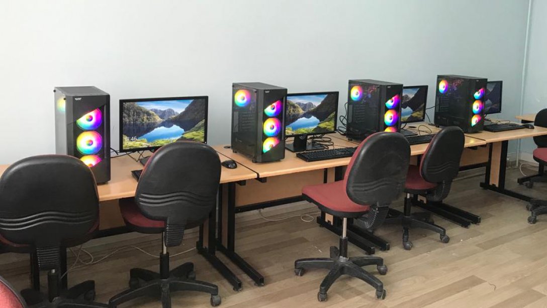 Şebinkarahisar Yatılı Bölge Ortaokulumuzun Bilgisayar Sınıfı Yenilendi