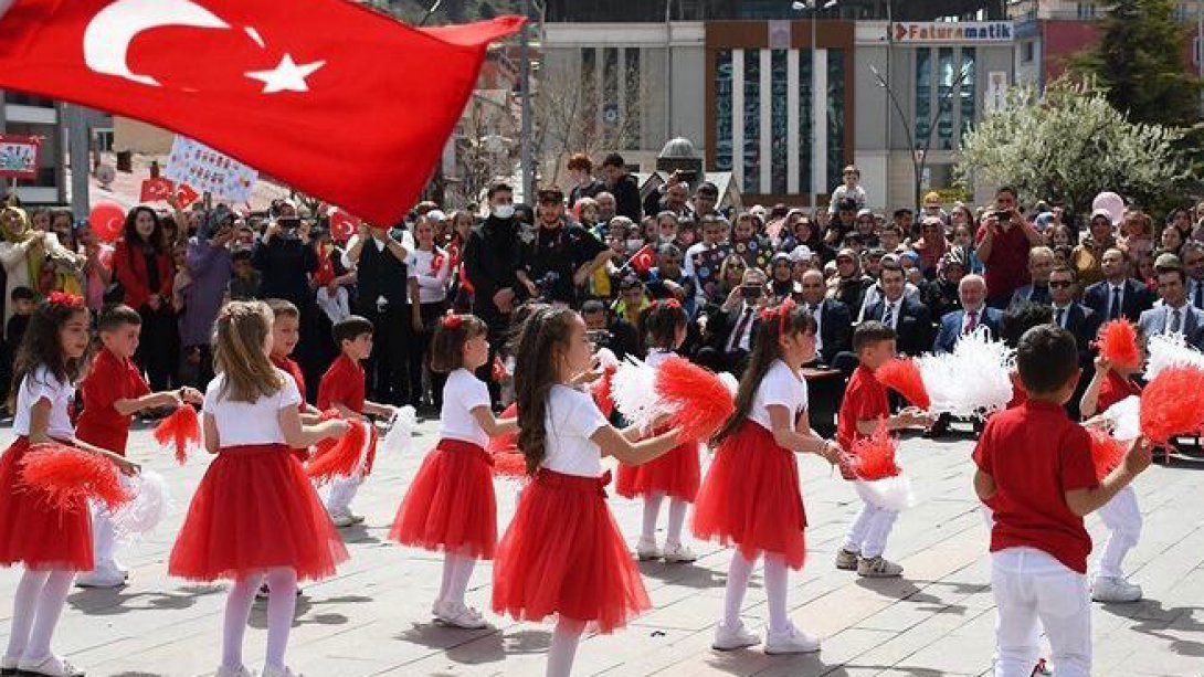23 Nisan Ulusal Egemenlik ve Çocuk Bayramı Kutlamaları İlçe Meydanında Coşkuyla Gerçekleştirildi